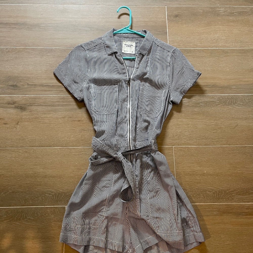 SUPER SALE BEFORE I TAKE TO CONSIGNMENT STORE Abercrombie romper small tall